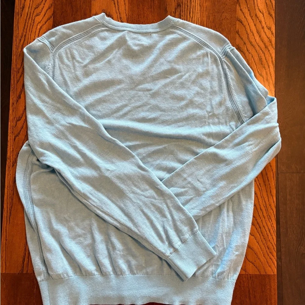 Banana Republic Men's Light Blue V-Neck Sweater - Picture 4 of 4